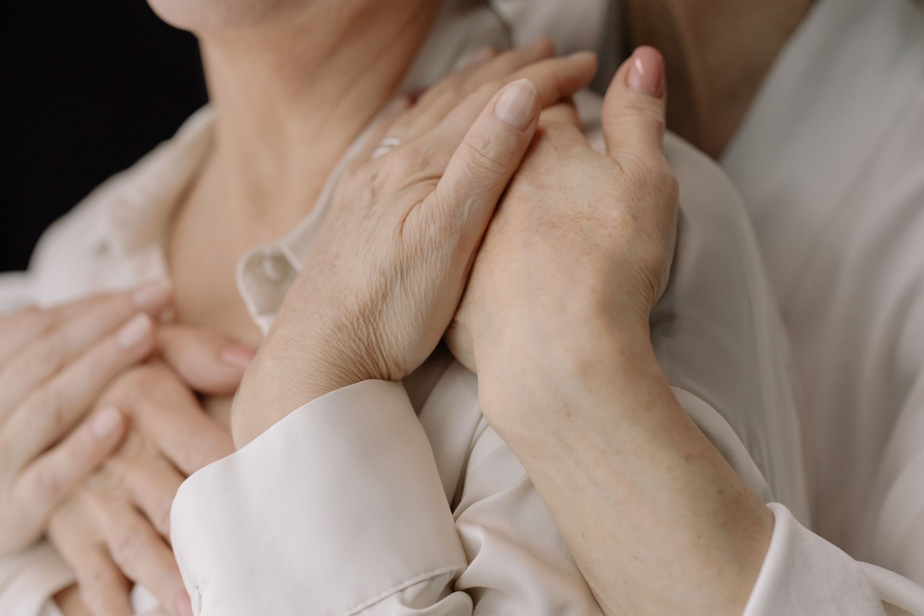 Las manos de dos generaciones de una misma familia, entrelazadas